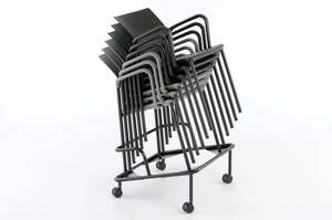 Mit dem Rollwagen lassen sich die gestapelten Stühle schnell transportieren